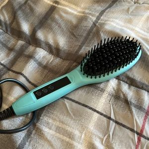 Straightening brush.
